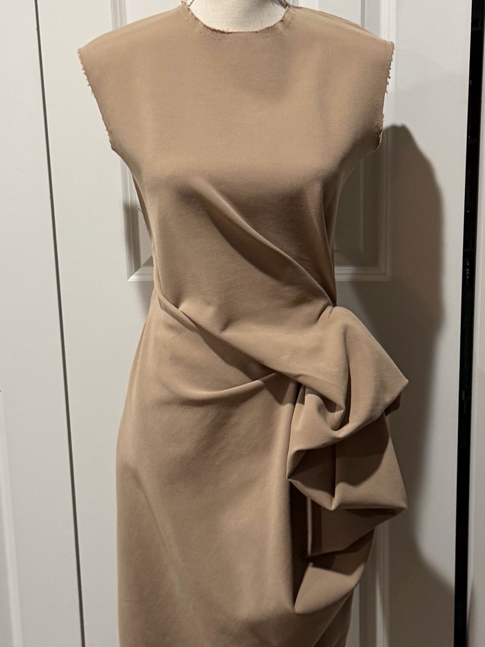 LANVIN RIVER 2009 TAN SCULPTURAL SIDE DRAPE DRESS - FR 36